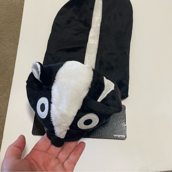 Skunk 🦨 Medium Dog NWT Costume - Picture 2 of 7